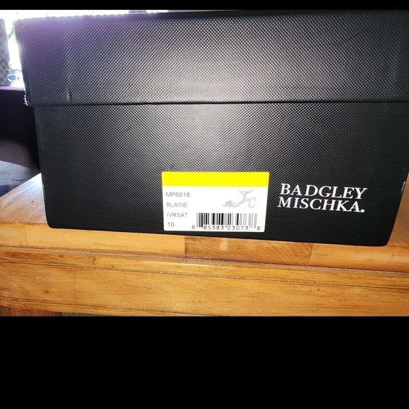 Bradley Mischka Size 10 Off White Shoes - Picture 4 of 4